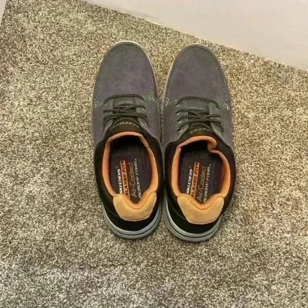 Sketchers for men Elent Mosen Boat Shoes. Grey and back with gold trim Size 11